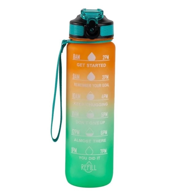 Denne motivasjonsflasken har en skala som viser hvor mye du minimum bør drikke pr time, sugerør som gjør det enkelt å drikke, samt bærereim som du også kan ha rundt håndleddet. Dette er den optimale vannflaska for skole, jobb, trening, tur og hverdagsliv.