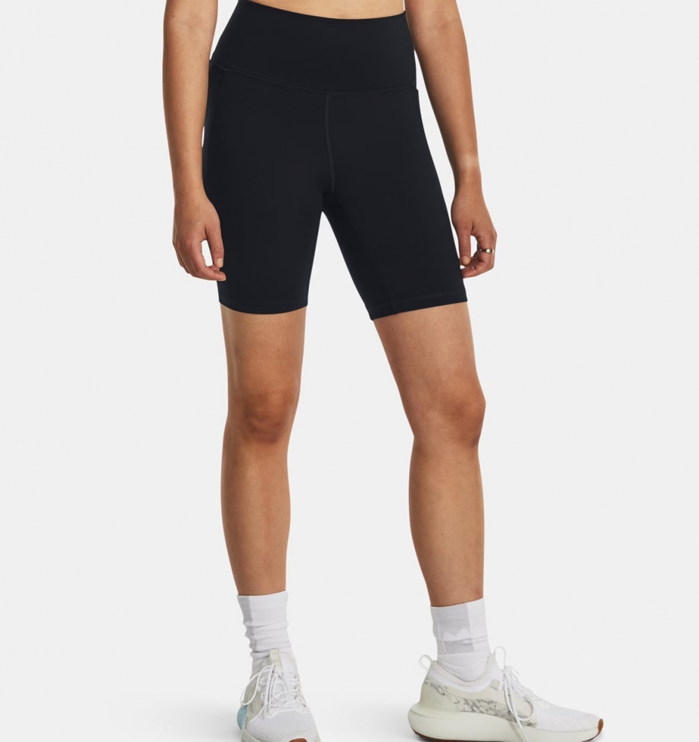 Under Armour Meridian Bike Shorts 7in kombinerer en utrolig myk følelse med en kroppsnær passform som gir støtte der du trenger det. Det lette og pustende stoffet er hurtigtørkende og designet for komfort gjennom hele dagen.