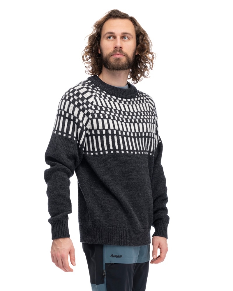 Nordmarka Merino Jumper er en varm og komfortabel genser i 100 % RWS-sertifisert merinoull. Myk, elastisk og designet for både friluftsliv og avslappende kvelder.