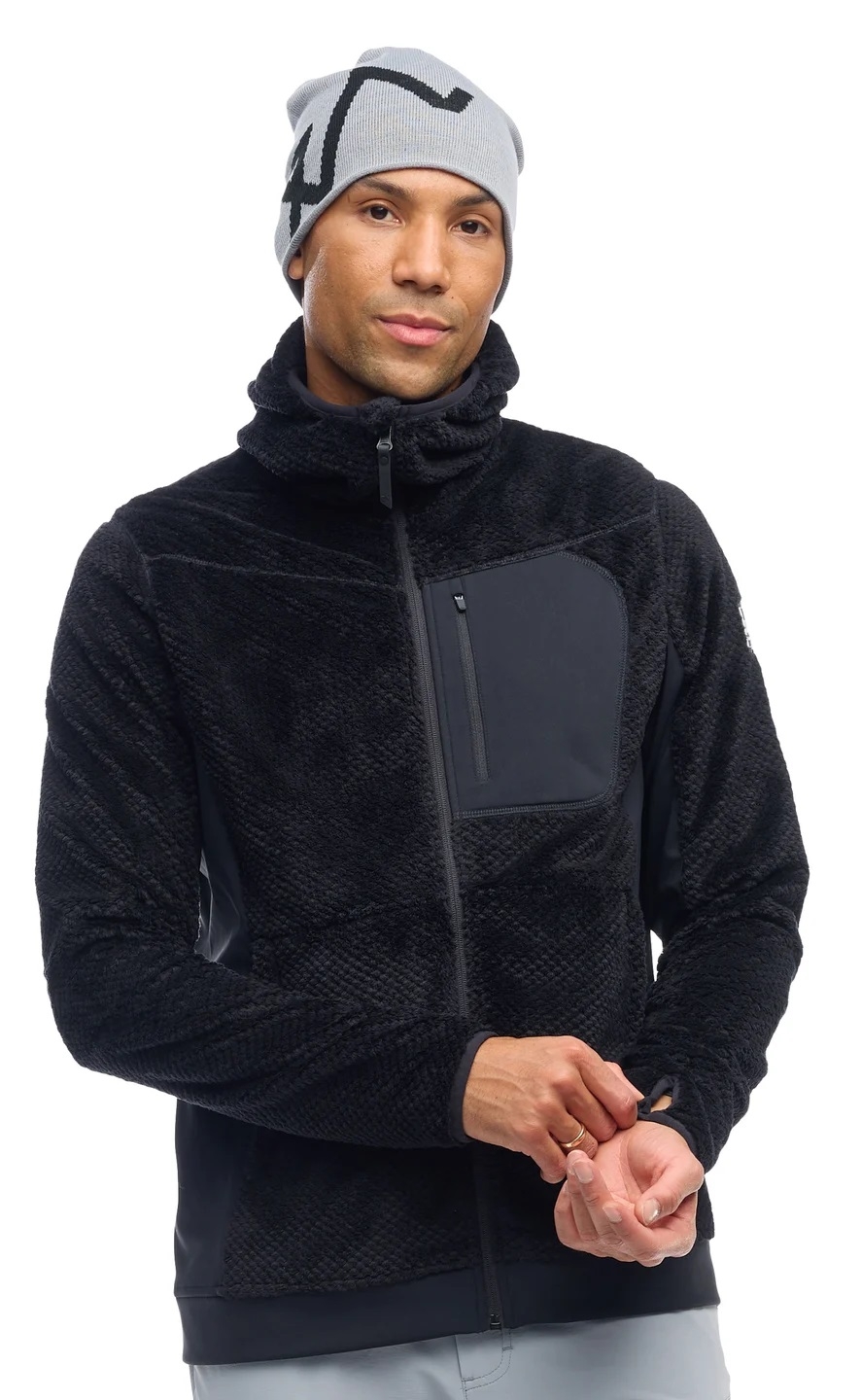 En sporty fleecejakke med hette i mykt børstet fleece materiale. Sidepaneler og brystlomme i stretchy kontrastmateriale. Sidelommer med glidelås. Dette er en deilig mellomlagsfleece til både korte og lange turer.