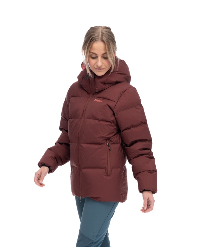 Lava Warm Down Jacket er den varmeste jakken i Lava-kolleksjonen, designet for å holde deg varm selv i kalde temperaturer.