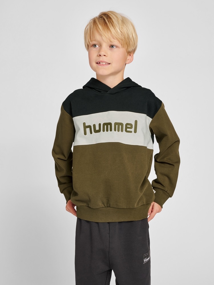 Hummel hmlMorten Hoodie er en komfortabel og stilig hettegenser perfekt for barn. Laget av myke materialer, gir denne genseren utmerket bevegelsesfrihet for både lek og avslapning. Den er ideell for hverdagsbruk og aktive dager.