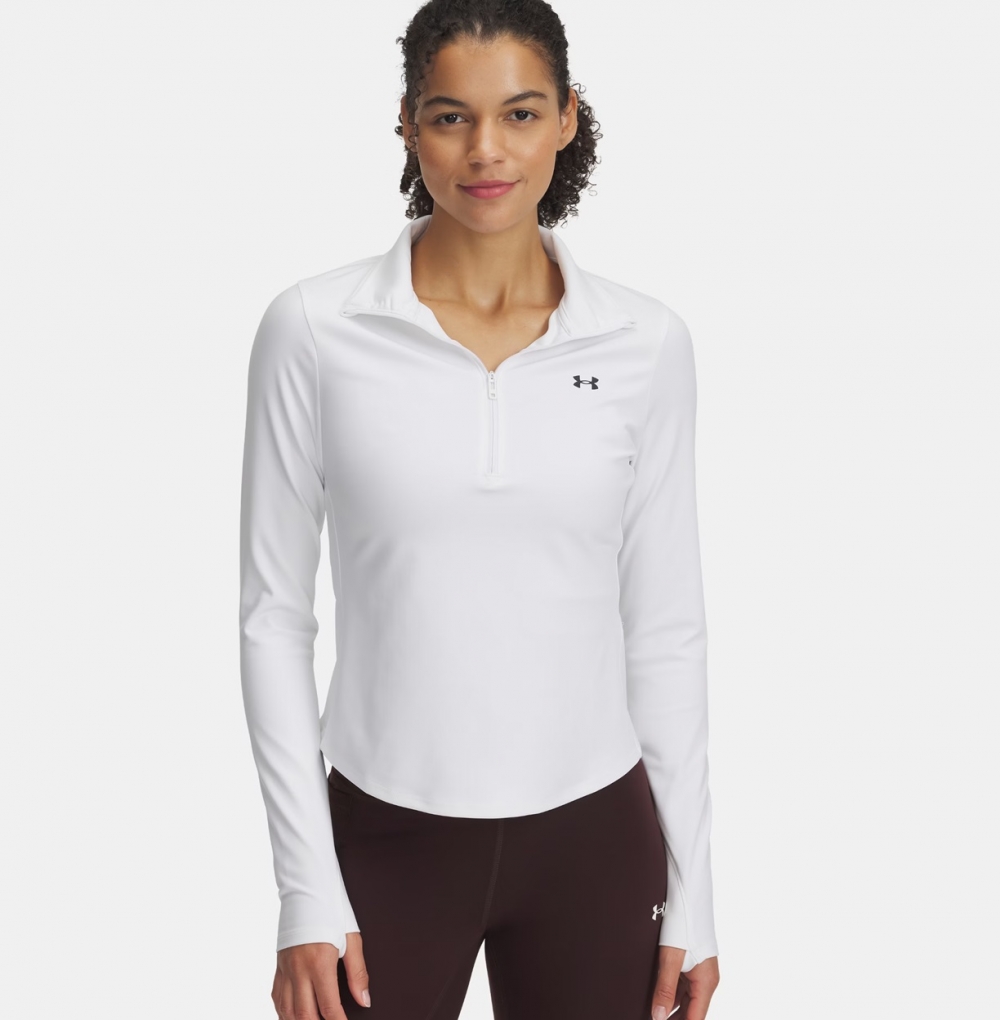 Under Armour Motion 1/2 Zip er laget med et spesialutviklet stoff som gir en unik mykhet samtidig som det effektivt transporterer bort svette. Den lette og pustende designen gjør den perfekt for trening og aktivitet.