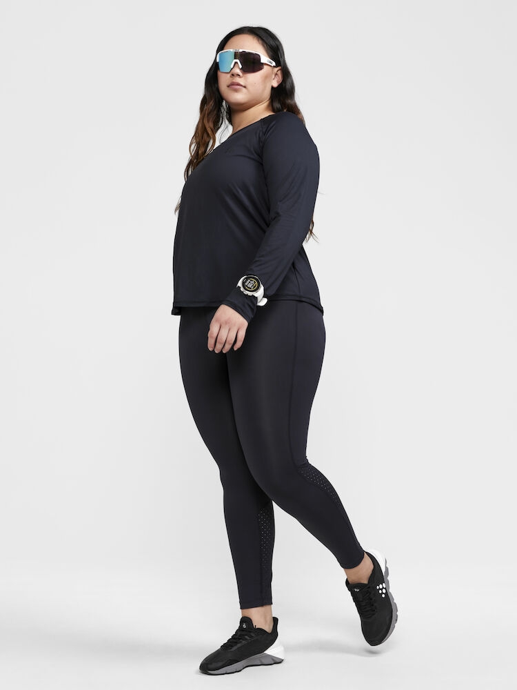 ADV Essence Plus Tights er en funksjonell treningstights med pluss-size passform, høy midje og bred strikk som gir optimal komfort under alle typer trening. Den er laget av resirkulert polyester og elastan som gir effektiv fukttransport og god passform.