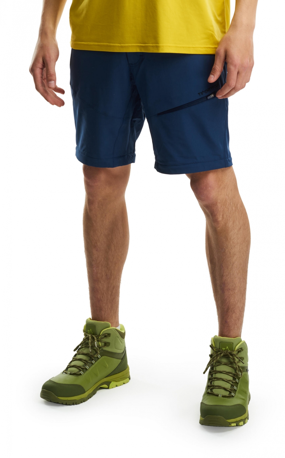 Lett softshell shorts - perfekt til både korte og lange turer. Den har flere praktiske lommer, mulighet for justering i livet og er laget i et materiale som tørker raskt. Denne har optimal passform og passer like godt til både tur og hverdagsliv! 