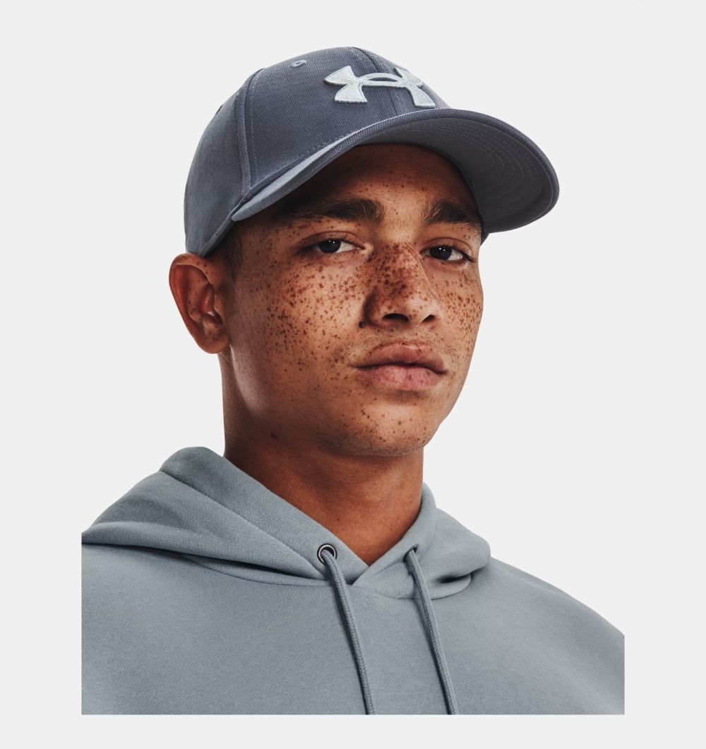 UA Blitzing Caps er en behagelig caps fra Under Armour med elastisk passform, som ikke bare skjermer øyne og ansiktet for sola, men som også har et svettebånd som transporterer bort fuktighet og hjelper deg å holde hodet avkjølt og tørt. 