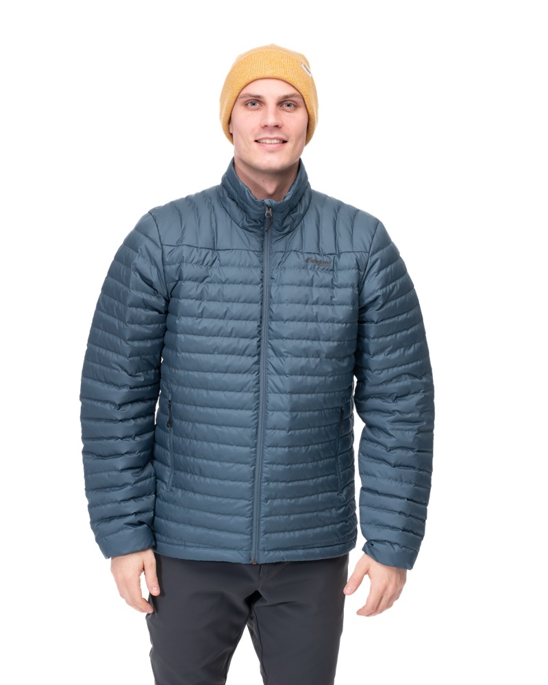 Lava Light Down Jacket er en lett og bærekraftig jakke som gir god varme og komfort, ideell både for fotturer og bybruk.