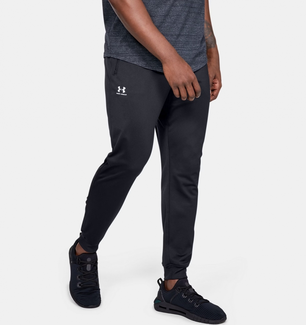 Under Armour Sportstyle Tricot Jogger er en stilig og komfortabel joggebukse designet for både trening og hverdagsbruk. Laget av mykt og slitesterkt trikotmateriale, gir denne buksen en perfekt kombinasjon av fleksibilitet og pusteevne.