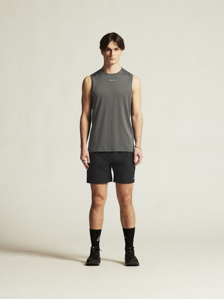 ADV Essence 2-i-1 Shorts 2 er en avansert treningsshorts laget for maksimal ytelse og komfort under intense aktiviteter. Med vevd stretchstoff og innvendige tights får du både bevegelsesfrihet og støtte i én shorts.