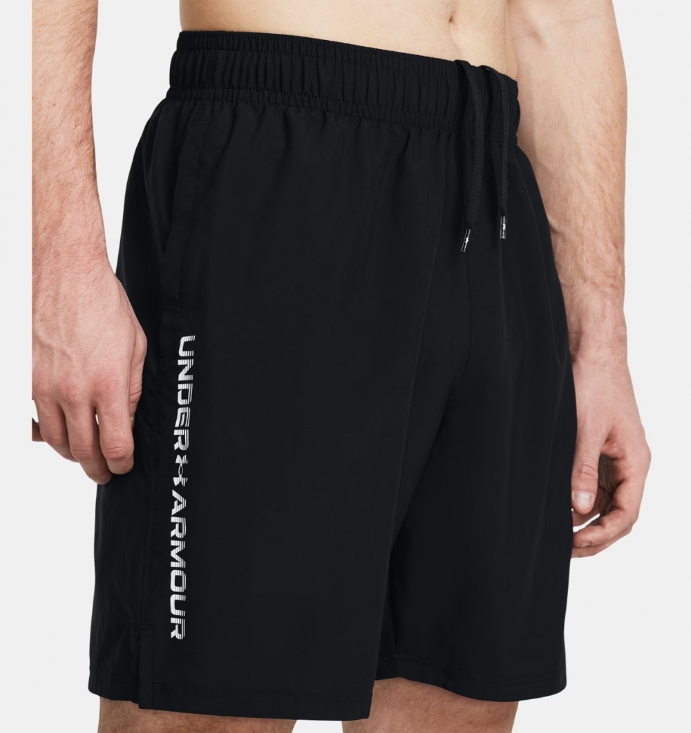 Men's UA Tech™ Woven Wordmark Shorts er en del av UA Woven-kolleksjonen, designet for å gi optimal komfort og bevegelsesfrihet under oppvarming og trening. De er lette, slitesterke og enkle å pakke med seg, noe som gjør dem perfekte for enhver aktivitet.