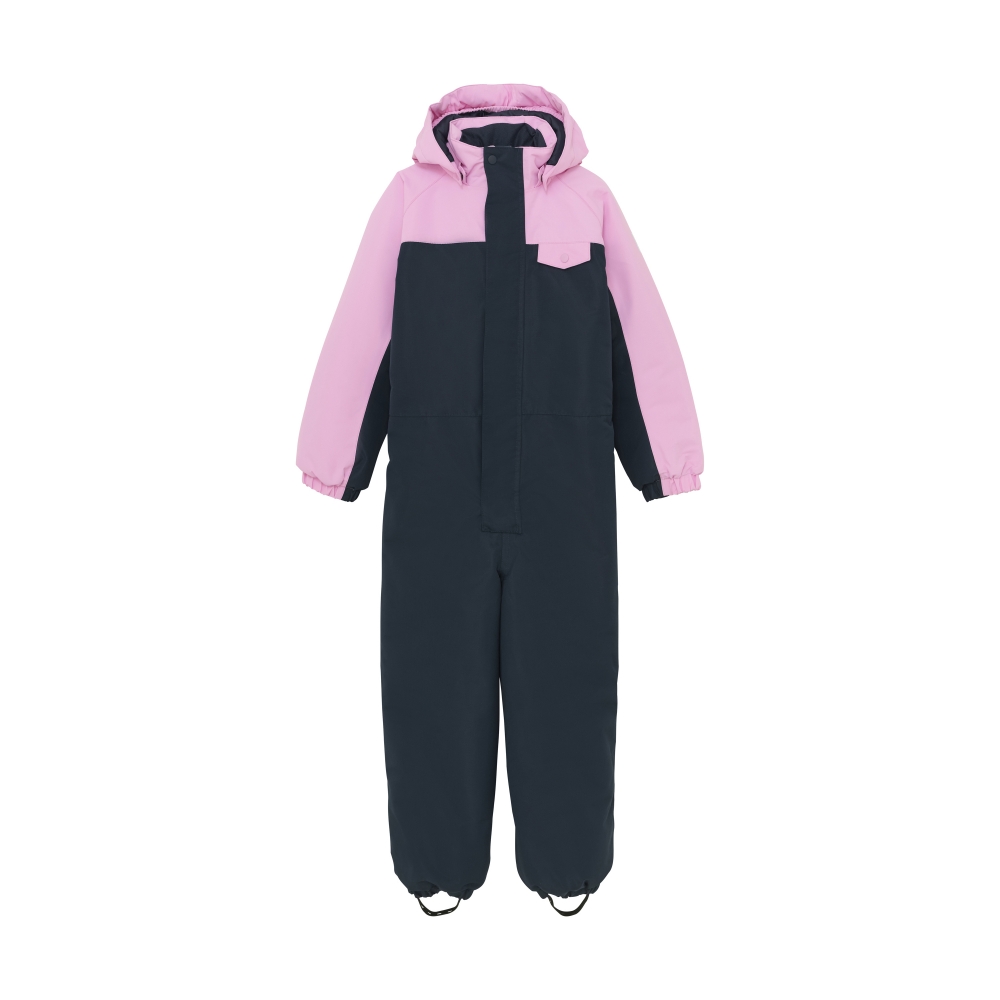 Oppdag et perfekt valg for aktive barn med Color Kids Coverall! Denne heldressen kombinerer stil og funksjonalitet, med et moderne design som skiller seg ut. Den er laget med høy kvalitet og tapede sømmer som gir optimal vanntetthet og holder barnet tørt.